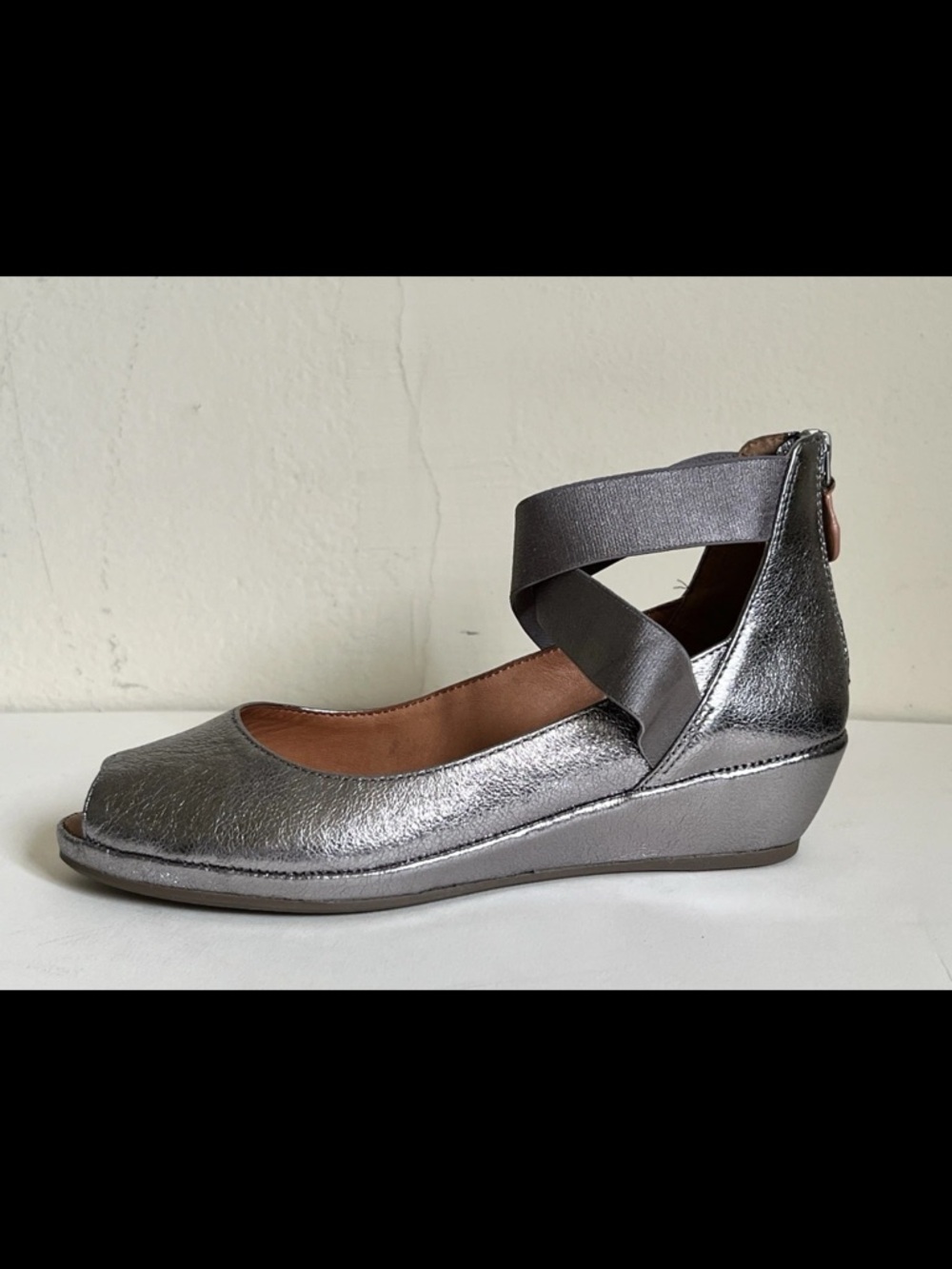 GENTLE SOULS Lisa Leather Shoes
KENNETH COLE 8 Silver Ankle
Wrap Wedge Peep Toe - Picture 7 of 16